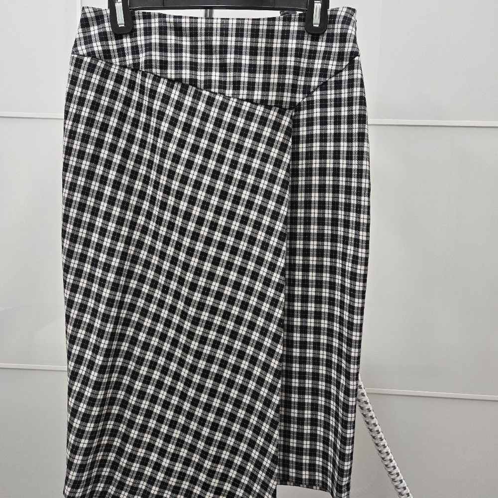 Vintage 1990's  OPTIONelle Black and White Plaid Women's Skirt. Never Worn!!